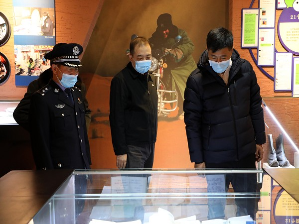 庞辉书记在百忙中亲切看望慰问宝音德力格尔及基层一线民辅警,体现了